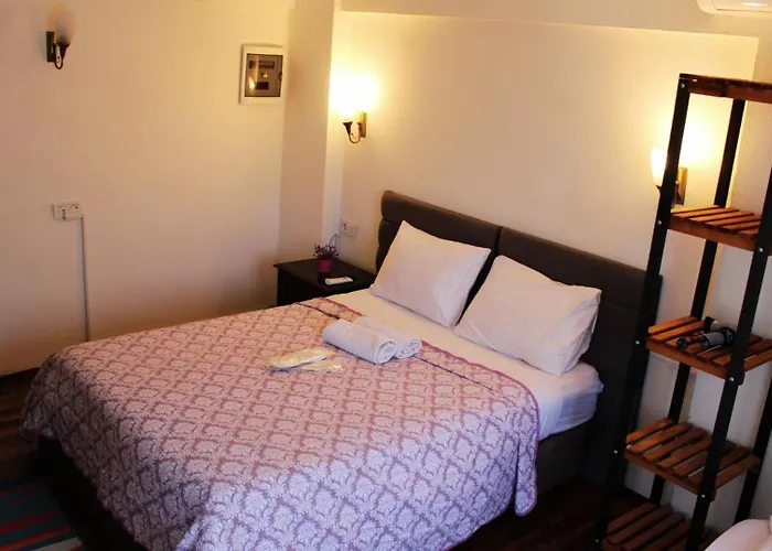 Pir Efes Konaklari *