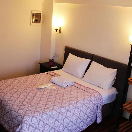 Pir Efes Konaklari *